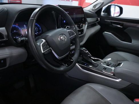 Used 2023 Toyota Highlander Platinum image 15