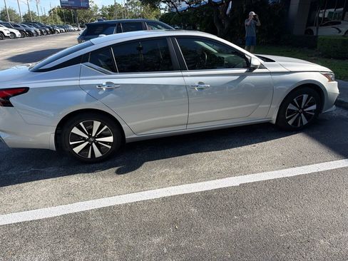 Used 2021 Nissan Altima 2.5 SV w/ SV Premium Package FWD image 3