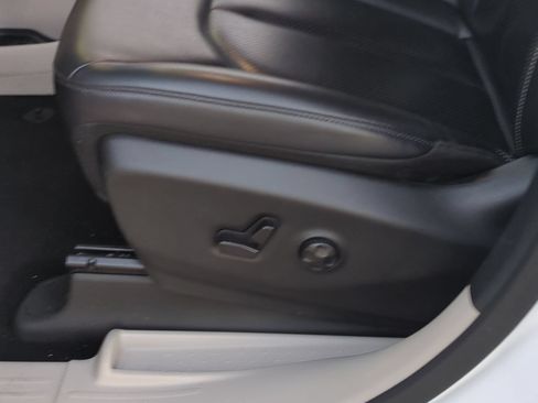 Used 2023 Chrysler Pacifica Touring-L FWD image 32