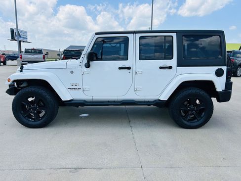 Used 2016 Jeep Wrangler Unlimited Sahara w/ Connectivity Group AWD/4WD image 29