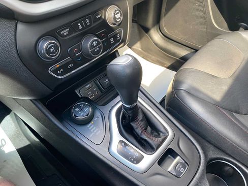 Used 2018 Jeep Cherokee Trailhawk w/ Comfort/Convenience Group AWD/4WD image 26