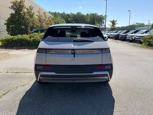 Used 2025 Hyundai Ioniq 5 SE RWD image 5