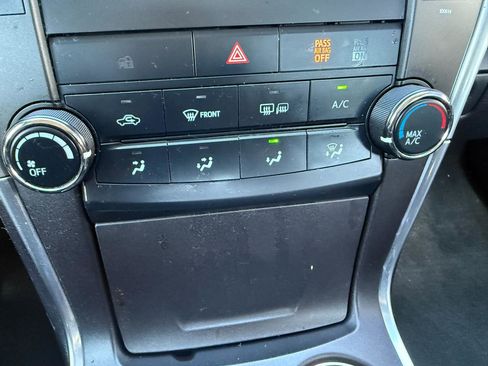 Used 2017 Toyota Camry SE image 10