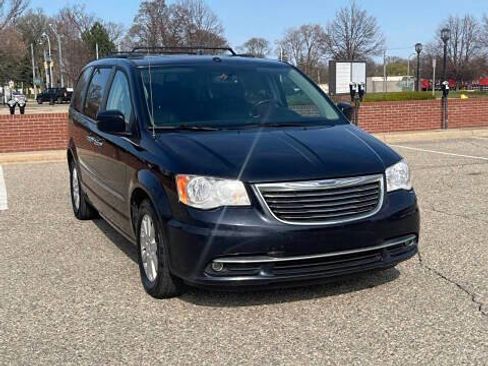 Used 2011 Chrysler Town & Country Touring-L w/ Entertainment Group #2 image 5