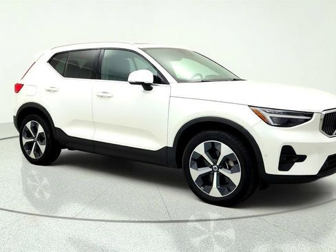 Used 2024 Volvo XC40 B5 Plus w/ Climate Package AWD/4WD image 3