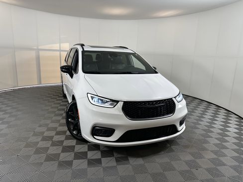 Used 2025 Chrysler Pacifica Limited image 1