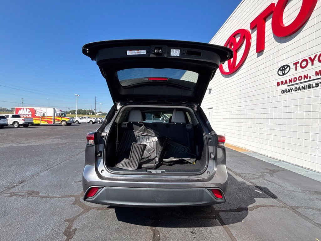 Used 2024 Toyota Highlander XLE AWD/4WD image 35