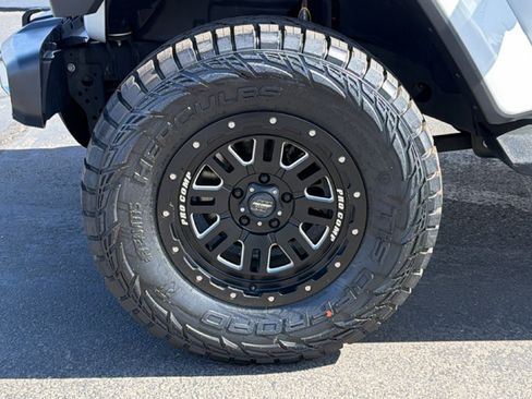 Used 2020 Jeep Wrangler Unlimited Sahara AWD/4WD image 9