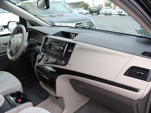 Used 2012 Toyota Sienna LE image 21