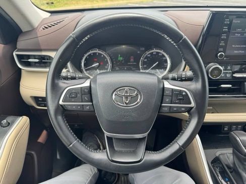 Used 2022 Toyota Highlander XLE AWD/4WD image 20