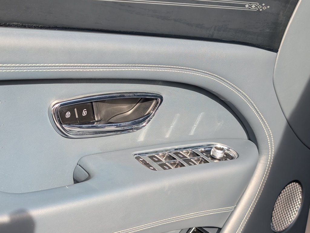 Used 2023 Bentley Bentayga Extended Wheelbase AWD/4WD image 25