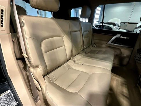 Used 2015 Toyota Land Cruiser image 18