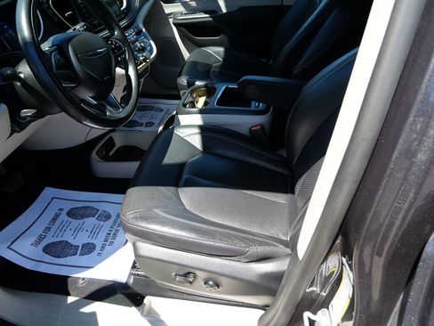 Used 2022 Chrysler Pacifica Touring-L w/ Uconnect Theater Family Group AWD/4WD image 10