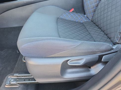 Used 2022 Toyota C-HR XLE FWD image 27