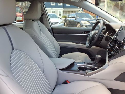 Used 2022 Toyota Camry SE w/ Convenience Package FWD image 11