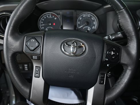 Used 2020 Toyota Tacoma TRD Sport AWD/4WD image 12
