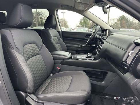 Used 2024 Nissan Pathfinder SV w/ Black Appearance Package image 10