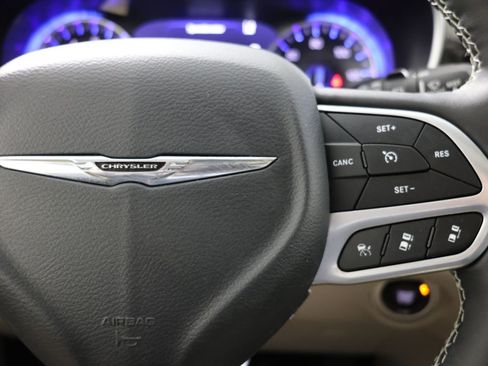 Used 2024 Chrysler Pacifica Limited FWD image 30