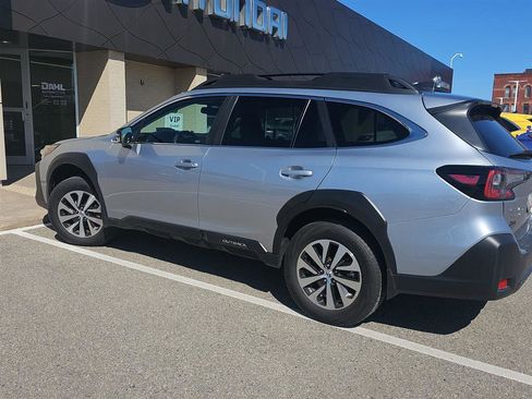 Used 2025 Subaru Outback Premium image 8