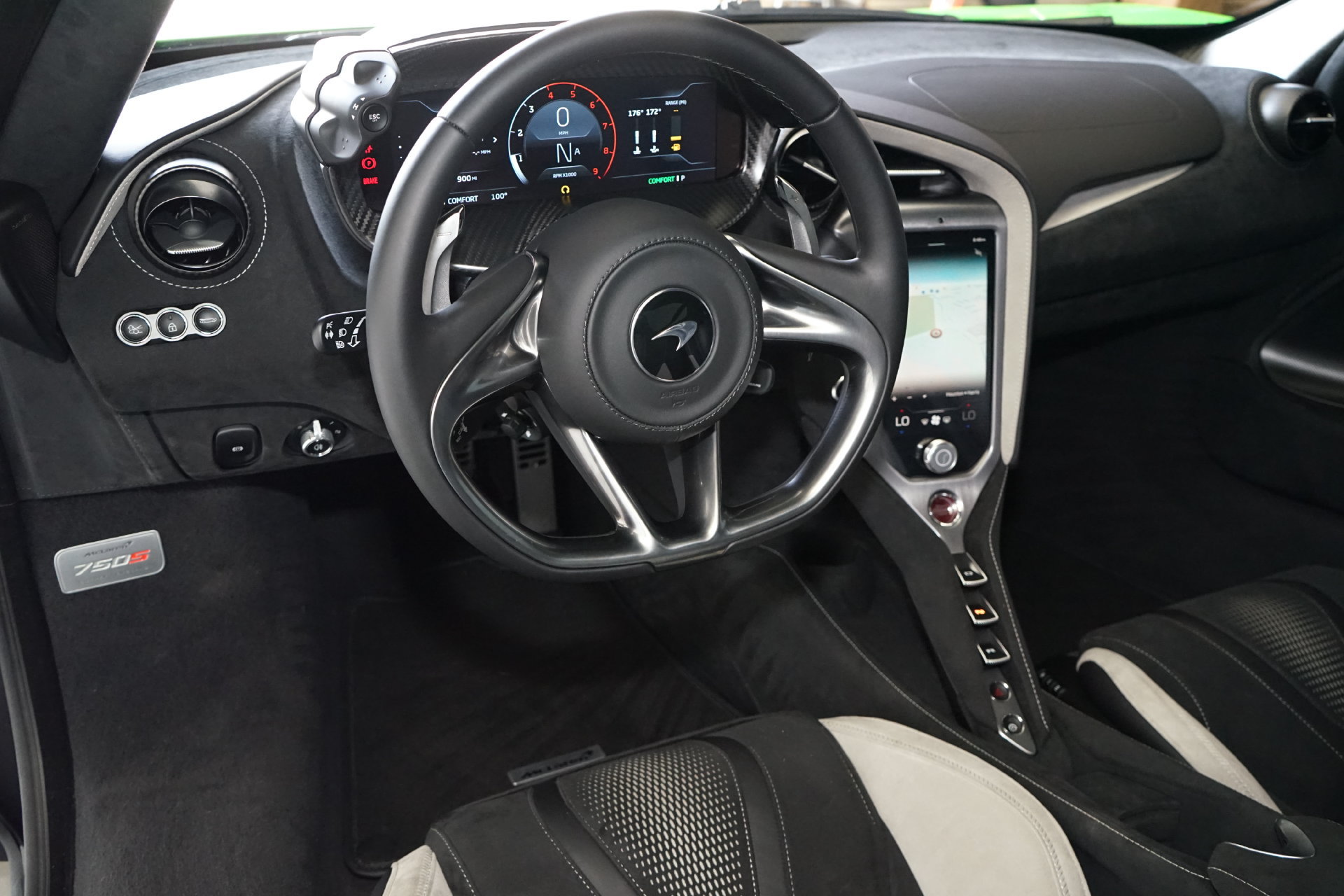 Used 2024 McLaren 750S RWD image 18