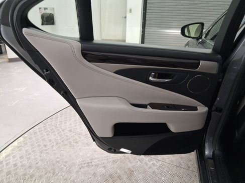 Used 2014 Lexus LS 460 image 31