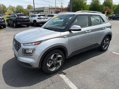 Used 2025 Hyundai Venue SEL FWD image 9