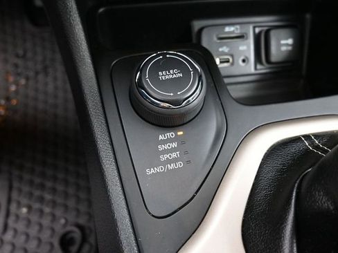 Used 2018 Jeep Cherokee Limited image 25