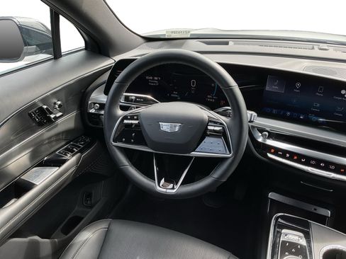 Used 2024 Cadillac Lyriq Luxury RWD image 11