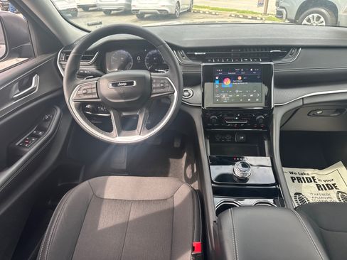 Used 2023 Jeep Grand Cherokee Laredo w/ Luxury Tech Group I AWD/4WD image 8