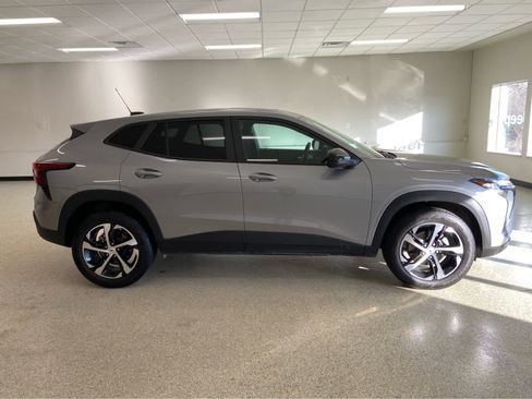 Used 2024 Chevrolet Trax RS w/ Sunroof Package image 4