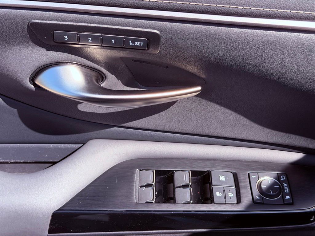 Certified 2025 Lexus ES 300h w/ Premium Package FWD image 18