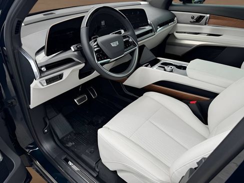 New 2027 Cadillac Vistiq Luxury w/ LPO, Floor Liner Package AWD/4WD image 10