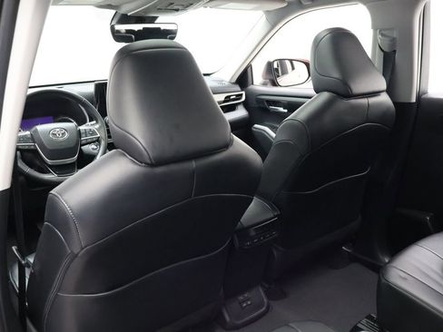 Certified 2023 Toyota Highlander XLE image 20