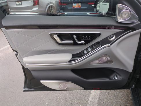 Used 2025 Mercedes-Benz Maybach S 580 4MATIC image 12