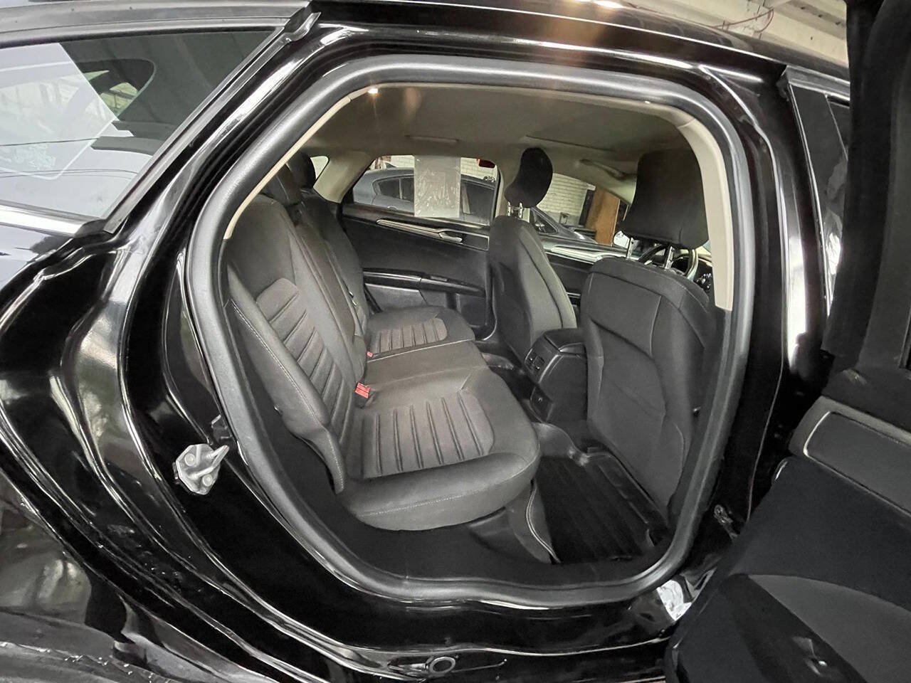 Used 2019 Ford Fusion SE FWD image 7