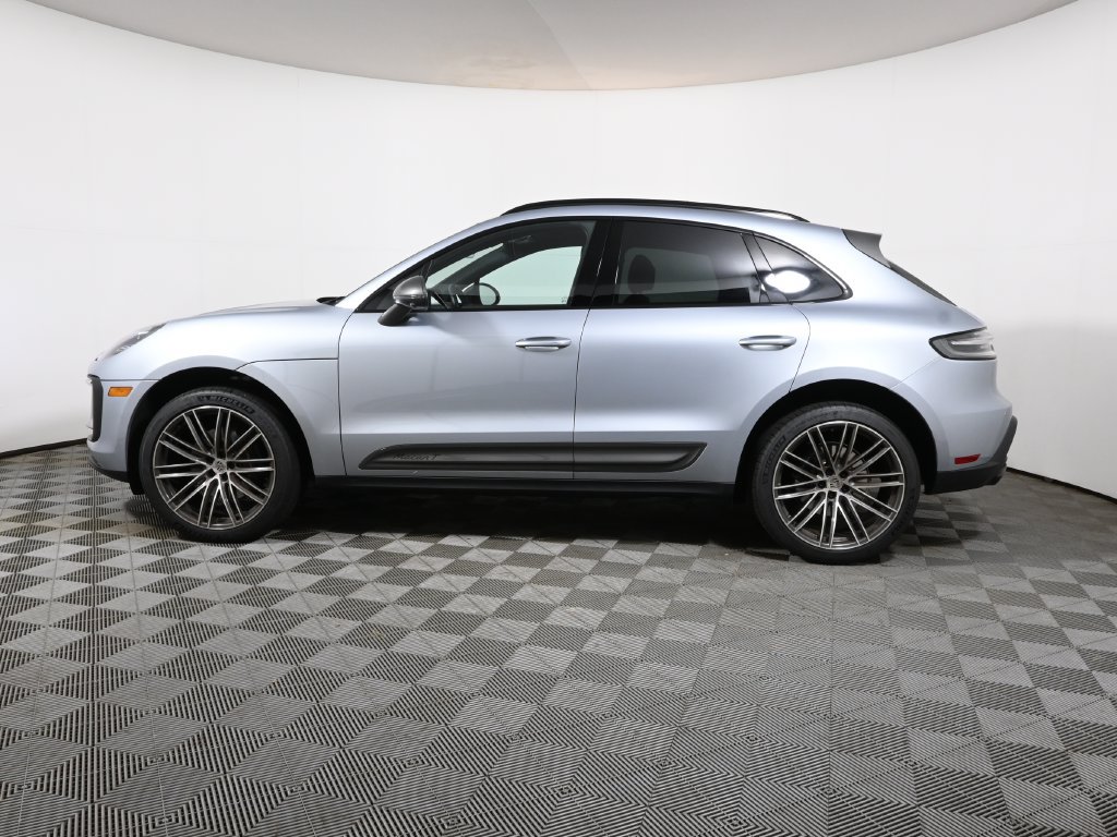 Used 2025 Porsche Macan AWD/4WD image 2