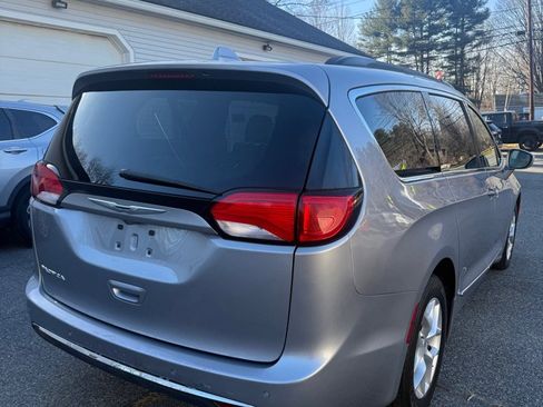 Used 2017 Chrysler Pacifica Touring-L w/ Tire & Wheel Group image 6