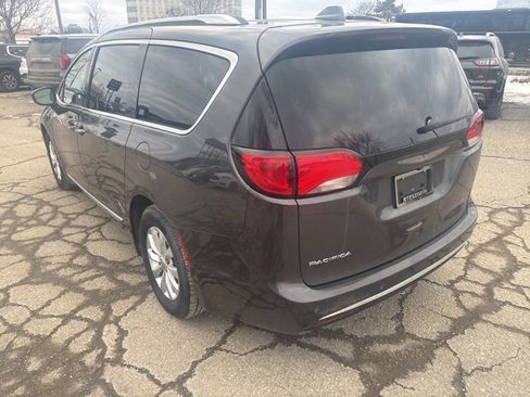 Used 2018 Chrysler Pacifica Touring-L image 15