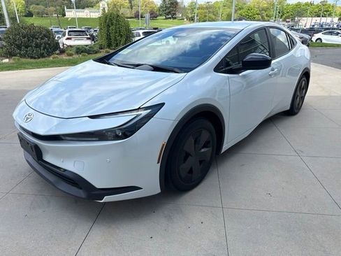 Used 2025 Toyota Prius LE FWD image 4