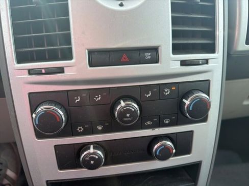 Used 2010 Chrysler Town & Country Touring image 11