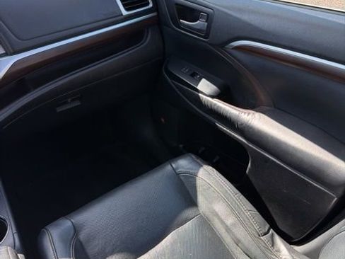 Used 2016 Toyota Highlander Limited w/ Driver Technology Package image 15