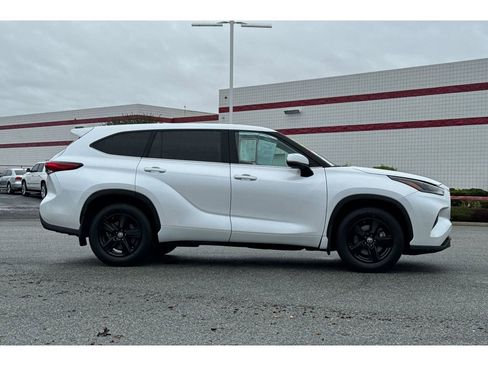 Certified 2023 Toyota Highlander FWD image 3