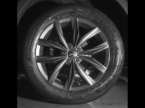 Used 2022 Volkswagen Tiguan SE AWD/4WD image 12