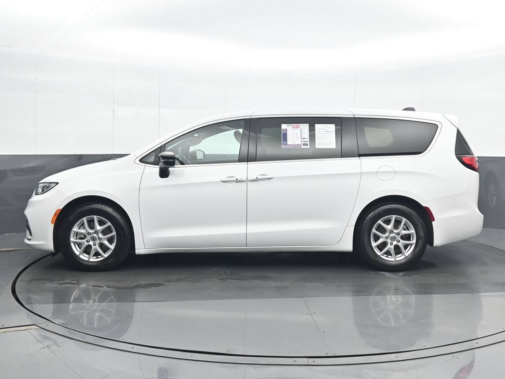 Used 2025 Chrysler Pacifica Select FWD image 3