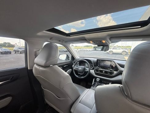 Used 2020 Toyota Highlander XLE FWD image 31