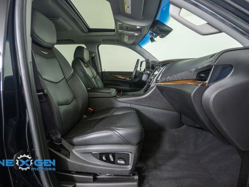 Used 2017 Cadillac Escalade Luxury AWD/4WD image 43