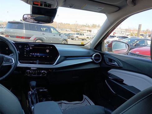 Used 2025 Chevrolet Trax LT w/ LT Convenience Package image 11