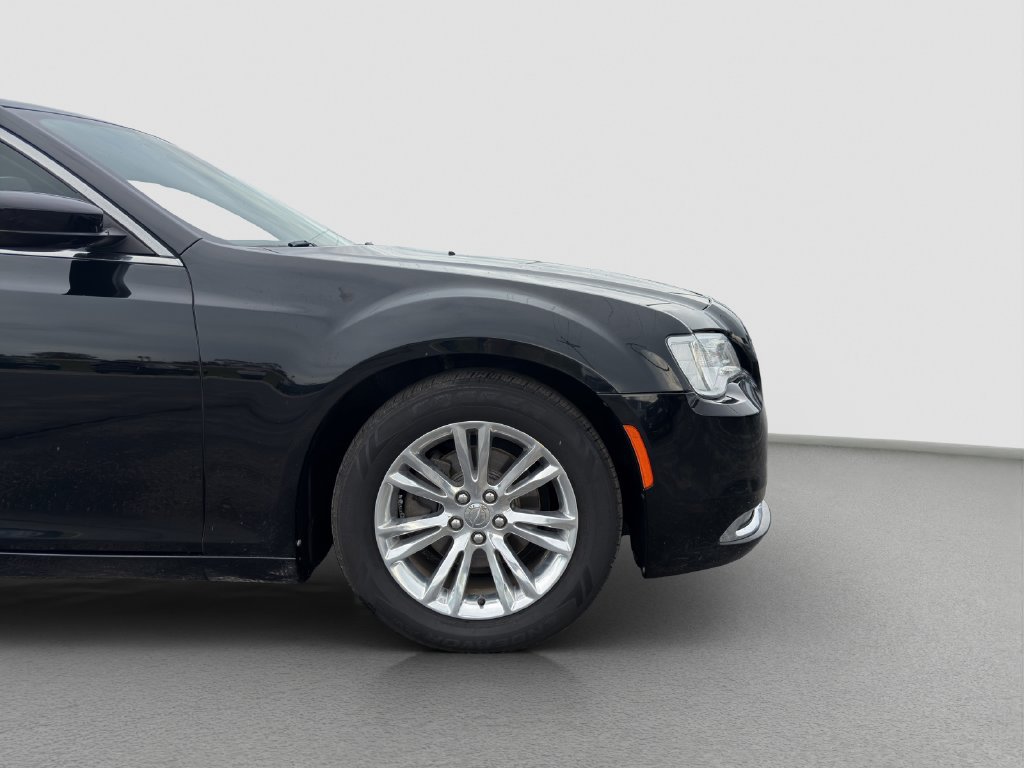 Used 2016 Chrysler 300 C RWD image 23