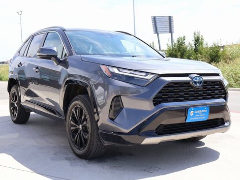 Used 2024 Toyota RAV4 SE image 6