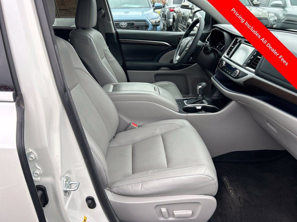 Used 2016 Toyota Highlander Limited Platinum FWD image 25